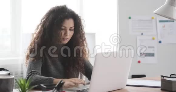 女商人在收到笔记本电脑上的坏消息后摔坏了视频的预览图