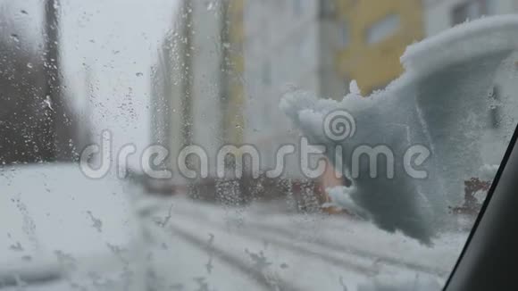 一块雪落在汽车的挡风玻璃上视频的预览图