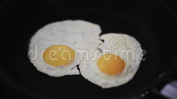 女人把煮熟的两个鸡蛋放在盘子里视频的预览图