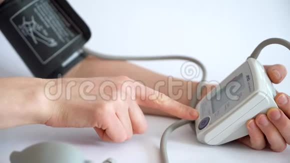 用电子设备在家中近距离测量血压视频的预览图