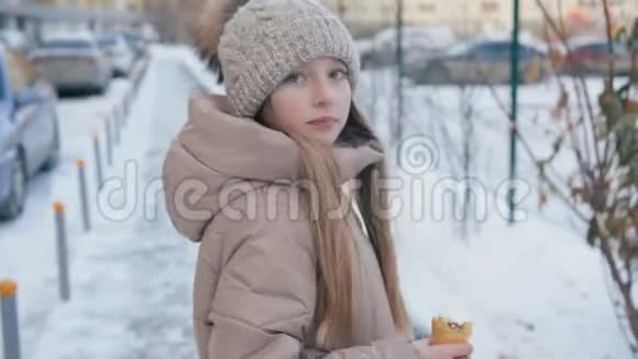 女孩走在街上转身回首冬日视频的预览图