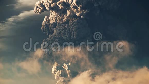 火山醒来扔出滚烫的灰烬视频的预览图