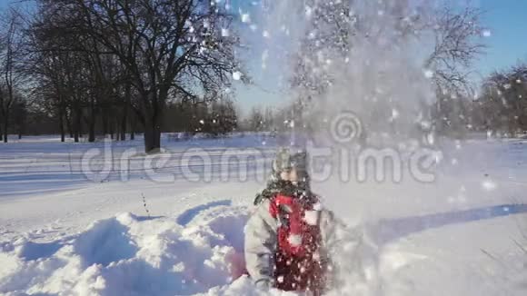 快乐的孩子在冬季公园扔雪视频的预览图