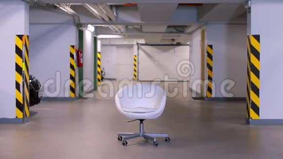 一个上班族来坐在地下车库的椅子上视频的预览图