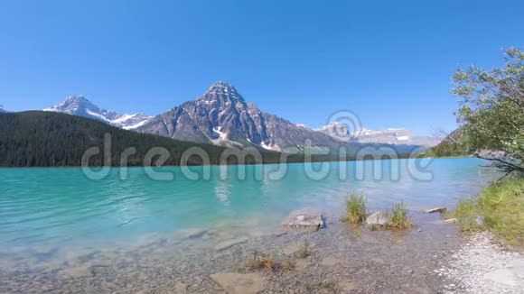 冰川国家公园全景清澈的蓝色湖泊和岩石山脉视频的预览图
