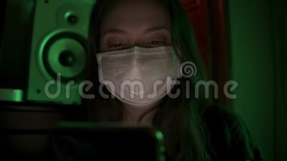 戴防护面具的自我孤立女孩在家发短信被隔离19视频的预览图