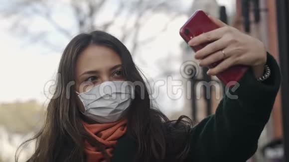 年轻女性博客作者在空街自拍covid19大流行病检疫视频的预览图