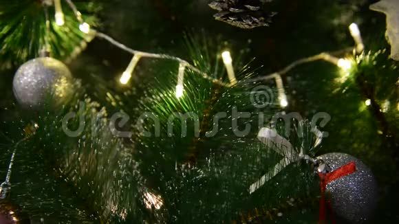 圣诞树上有花环的圣诞树玩具视频的预览图
