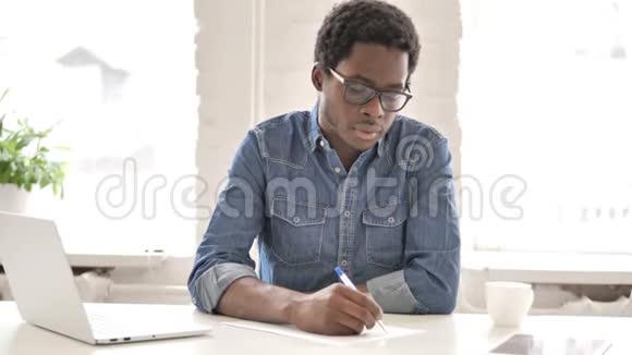非洲男人写作信视频的预览图