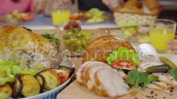 烤鸡和蔬菜家庭晚餐在节日庆典上供应美味的饭菜家庭围餐视频的预览图