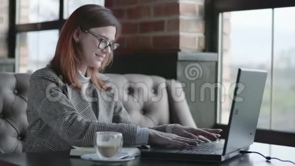 开朗微笑的女孩的肖像年轻的商业女性在笔记本电脑上工作检查在线会计报告视频的预览图