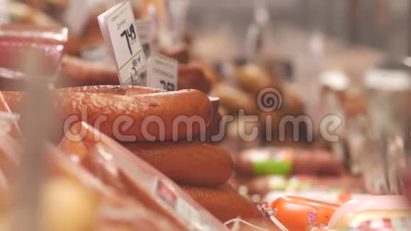 美食商店橱窗玻璃盒后面铺设香肠和其他肉制品视频的预览图