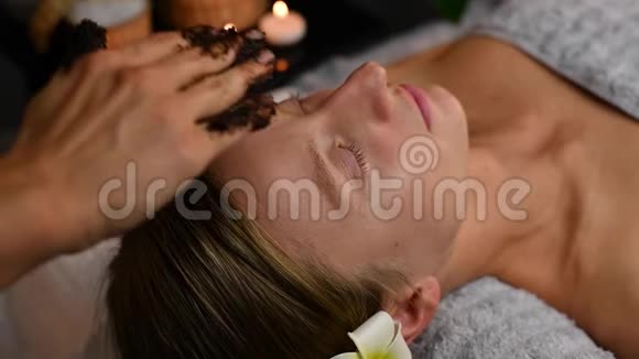 美容师正在给女性敷咖啡面膜女性接受美容治疗视频的预览图