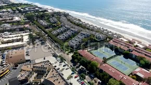 鸟瞰索拉纳海滩与太平洋沿海城市圣地亚哥县加利福尼亚州美国视频的预览图