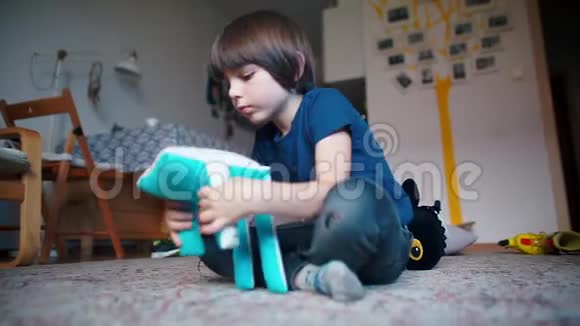 幼儿园里的男孩和一个孩子在地板上玩玩具视频的预览图
