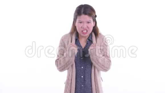 穿着衣服的年轻亚洲女人看起来很生气生气视频的预览图