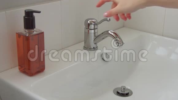 全天在家庭浴室里洗手视频的预览图