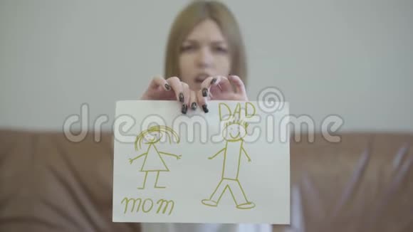 悲伤的年轻女人撕裂孩子的肖像以父母的形象画关系中的问题视频的预览图