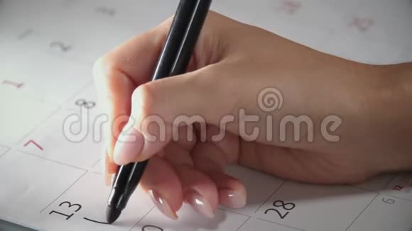 用黑色毛毡笔把隔离写在日历上视频的预览图