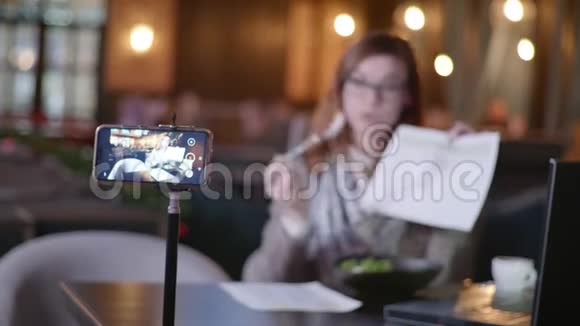 健康食品一位年轻的美丽博主谈论时尚饮食在智能手机上为他的vlog写视频视频的预览图
