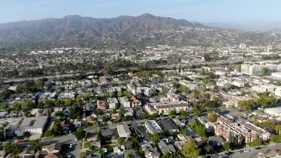 洛杉矶市格伦代尔市中心的鸟瞰图视频的预览图