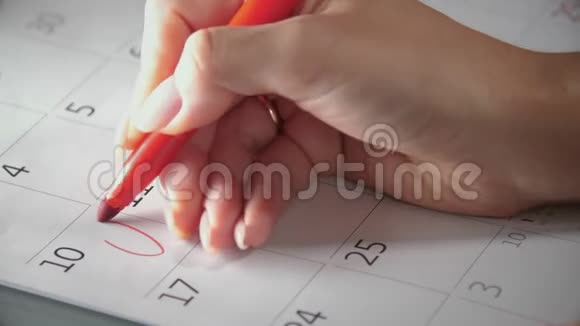 用红色毛毡笔在日历上写上检疫措施视频的预览图
