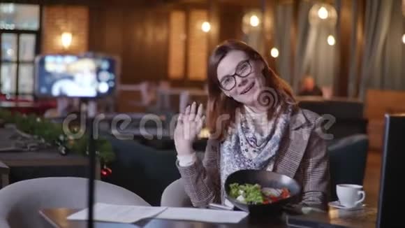 博客营养学家在一家昂贵的餐馆为博客直播谈论适当的好处视频的预览图