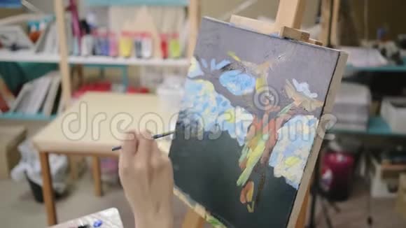 美术课工作室工作中的油画特写视频的预览图
