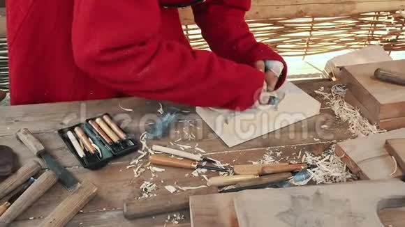 一位工匠用刀子在木头上雕刻了一个烤盘姜饼和饼干艺术木雕制作木雕视频的预览图