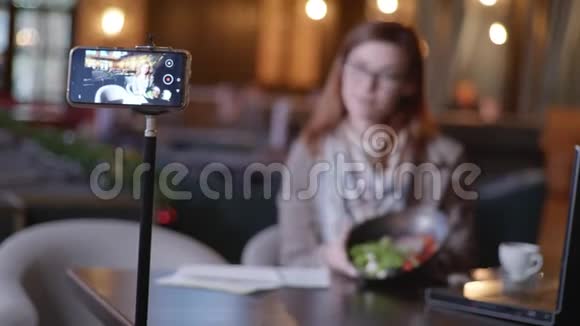 流行博主在手机上将vlog内容写在适当的营养上讲述如何减肥和时尚饮食视频的预览图