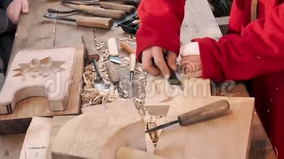 一位工匠用刀子在木头上雕刻了一个烤盘姜饼和饼干艺术木雕制作木雕视频的预览图