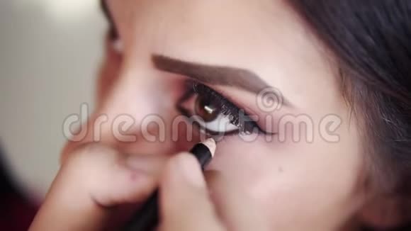 专业化妆师衬里内眼圈从事美容时尚行业化妆品后台专业视频的预览图
