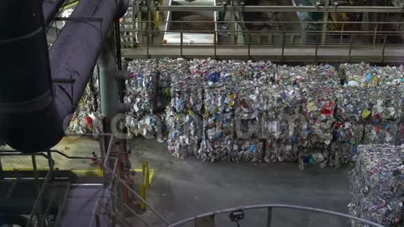 回收厂回收的塑料垃圾箱视频的预览图