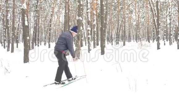 年长男性在冬天穿上滑雪板视频的预览图
