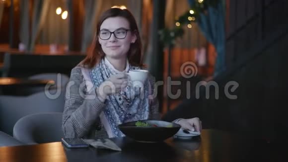 美丽迷人的女孩在昂贵的餐厅放松喝卡布奇诺和支付非接触性付款视频的预览图