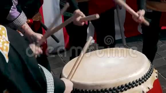 俄罗斯莫斯科2019年7月21日日本传统文化节日在莫斯科音乐家鼓手打太极视频的预览图