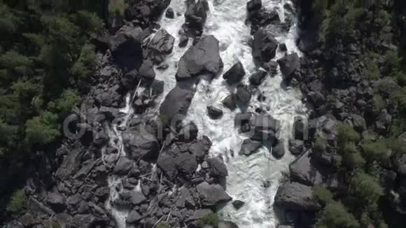 空中接近岩石瀑布山谷的景色一条强大的河流倒下了4k视频的预览图