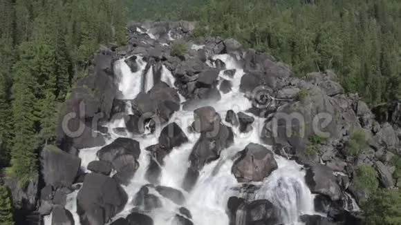 空中接近岩石瀑布山谷的景色一条强大的河流倒下了4k视频的预览图