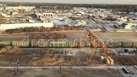 一个大型锯木厂位于村庄的鸟瞰图现代木工工厂有铁路路口领土视频的预览图