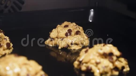 在烤箱里烤巧克力饼干将面团和巧克力融化成新鲜美味的自制食物时间流逝视频的预览图