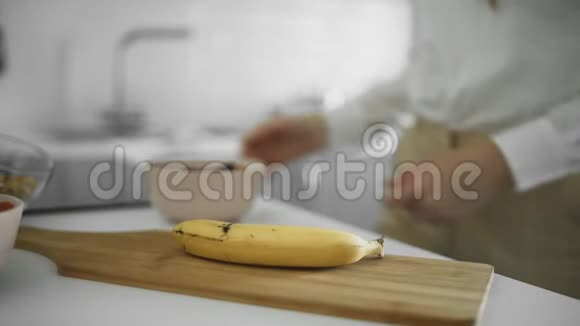 小女孩收拾厨房里的香蕉皮视频的预览图