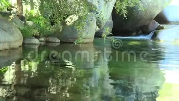 美丽的山河清澈的海水视频的预览图