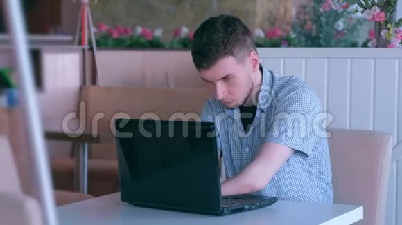 咖啡馆里截肢的残肢手的残疾人几乎不会在笔记本电脑上工作视频的预览图