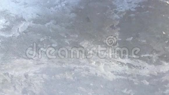 冰冻的窗户玻璃冰霜的自然模式视频的预览图