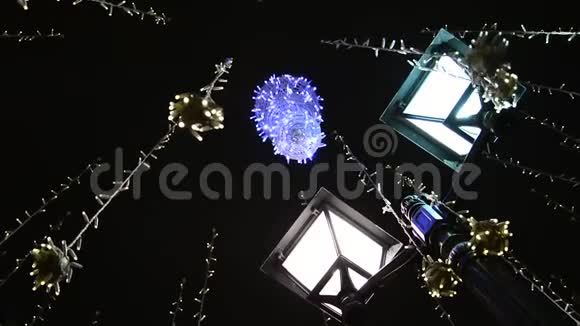 斯卡亚街莫斯科的圣诞街照明这座城市为度假装饰了灯笼发光球视频的预览图