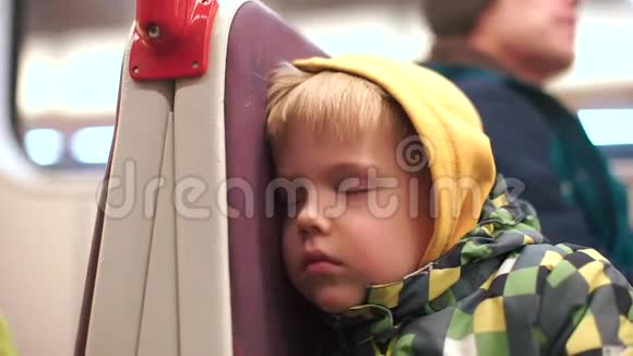 困男孩乘坐公共交通工具视频的预览图