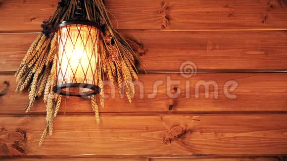 美丽温暖舒适的背景温暖灵魂一座木屋的墙上挂着发光的灯笼乡村小屋一束鲜花视频的预览图
