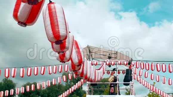 舞台的雅古拉与一个大日本太子鼓奥代科许多纸红白灯笼Chochin在摆动视频的预览图