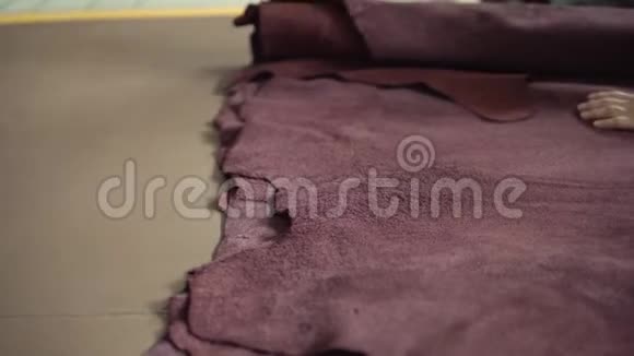 一卷棕色的皮革制造袋鞋服装和配件的原材料视频的预览图