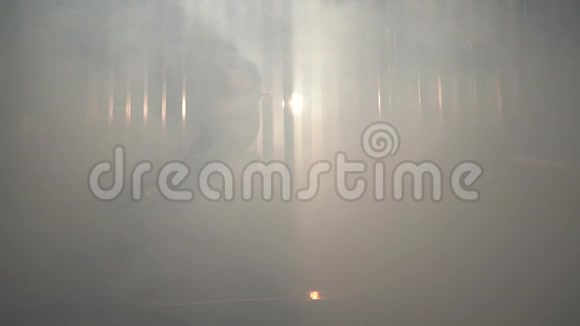 透过烟雾我们看到一个人对着镜头说话视频的预览图